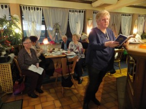 Inge Ruland begrüßt die Anwesenden und erzählt ein Weihnachtsgedicht