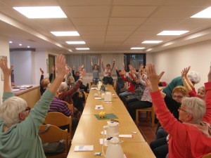 Yoga in Fuldatal: Hände zum Himmel, um sie als wirbelnde Schneeflocken runter rieseln zu lassen