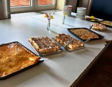 Juniwandernachmittag der AWO-Großenritte  Am Dienstag, 2. Juni trafen sich die Wanderfreundinnen und -freunde der AWO-Großenritte diesmal schon um 13.00 Uhr am Gemeinschaftshaus „Alte Schule“, zum Wanderspaziergang um zum Jugendzentrum „SecondHome“ zu Wandern. Hier wurden sie von den AWO Freundinnen und Freunden zur Kaffeetafel mit selbstgebackenen Kuchen erwartet. Pünktlich um 14.00 Uhr begrüßte die Vorsitzende Marina Berger die Anwesenden und bedankte sich bei den Kuchenbäckerinnen für den gebackenen Kuchen. Nach der Kaffeetafel wurden die nächsten Veranstaltungen vorgestellt: 	Samstag, 20. Juni Sommerfest und Feier 80 Jahre AWO-Großenritte mit Ehrung langjähriger Mitglieder Gemeinschaftshaus „Alte Schule“            Beginn 11.30 Uhr 	Dienstag 7. Juli Wandernachmittag 	Dienstag, 21. Juli Busfahrt nach Höxter und Bofzen Bei den Veranstaltungen sind Gäste herzlich willkommen. Auskunft erteilen Marina Berger Tel.: 05601-929 1029 oder Nicola Capozollo Tel.: 05601-1704. In geselliger Runde wurden ein angenehmer Nachmittag verbracht, der leider viel zu schnell vorüberging und der Heimweg wurde angetreten.